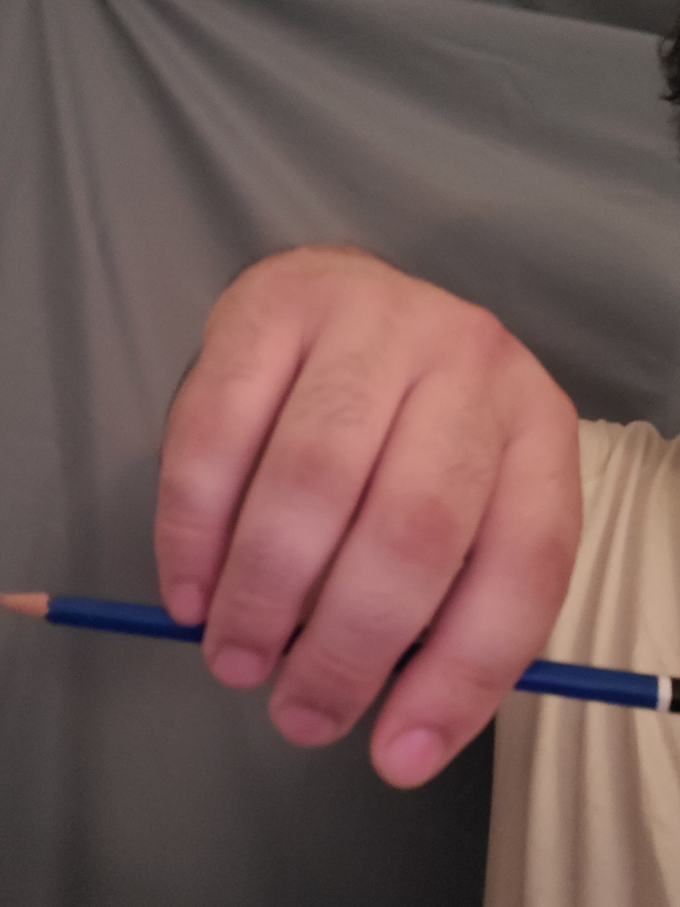 Pencil bow hold, view 1